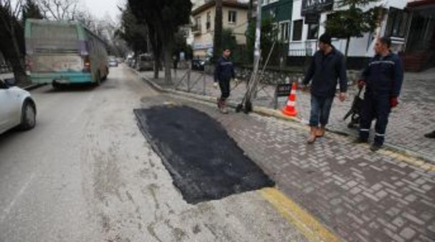 Bozular yollara yama yapılıyor
