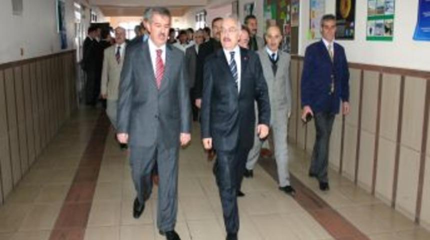 Vali Yenig&uuml;n: Kendini iyi yetiştiren gen&ccedil;ler, gelecekte s&ouml;z sahibi olacak