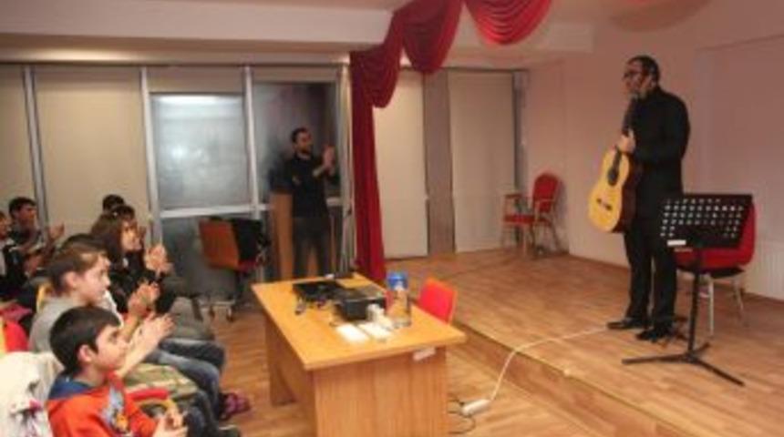 ESEV&rsquo;li &ouml;ğrencilerden gitar dinletisi