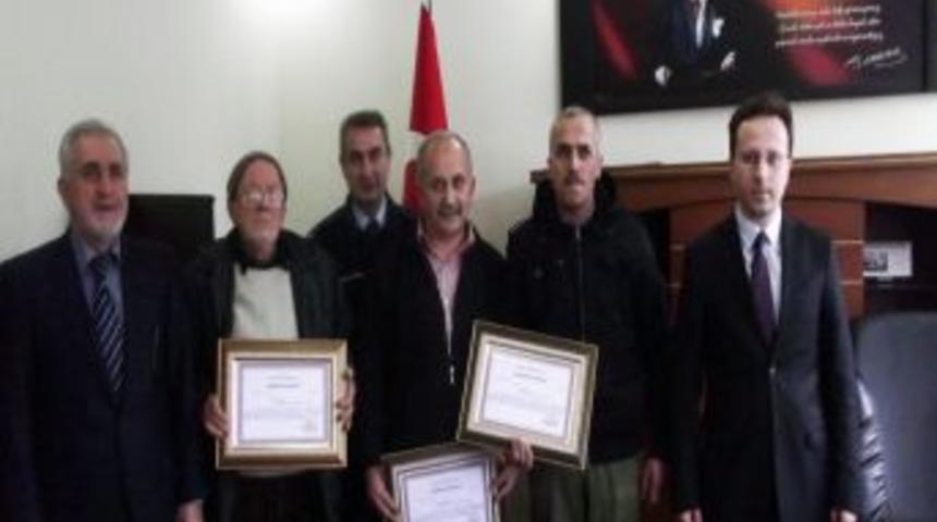 Sigara yasağına uyan kahvehanecilere Kaymakam Şahin'den plaket