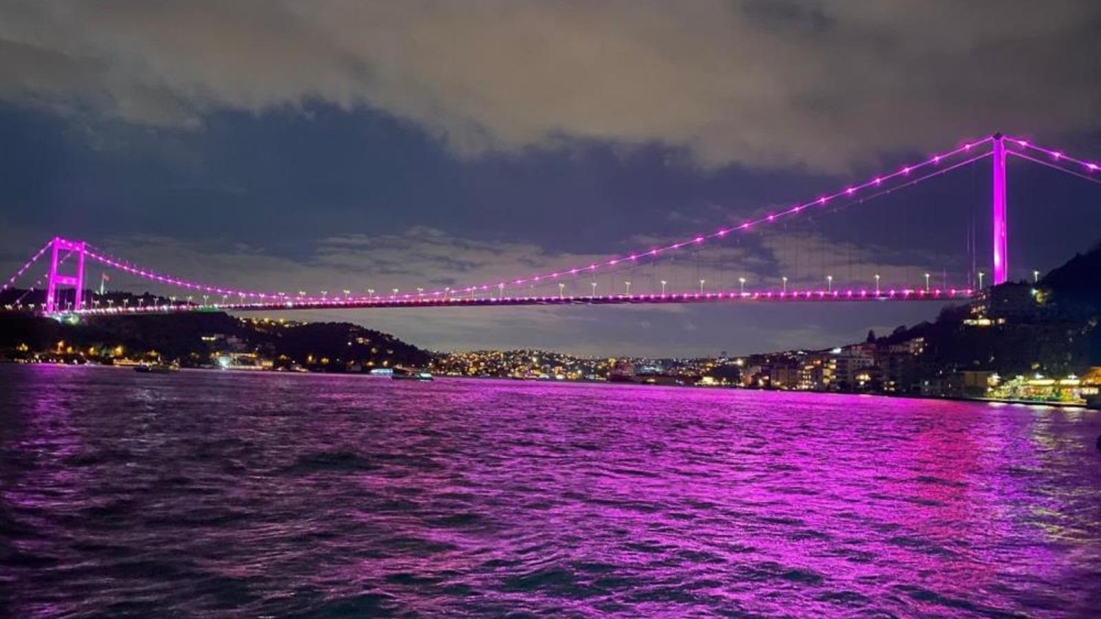 15 Temmuz Şehitler Köprüsü pembe renge büründü