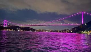 15 Temmuz Şehitler K&ouml;pr&uuml;s&uuml; pembe renge b&uuml;r&uuml;nd&uuml;