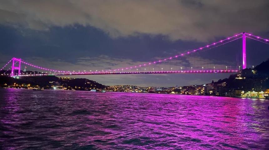 15 Temmuz Şehitler K&ouml;pr&uuml;s&uuml; pembe renge b&uuml;r&uuml;nd&uuml;