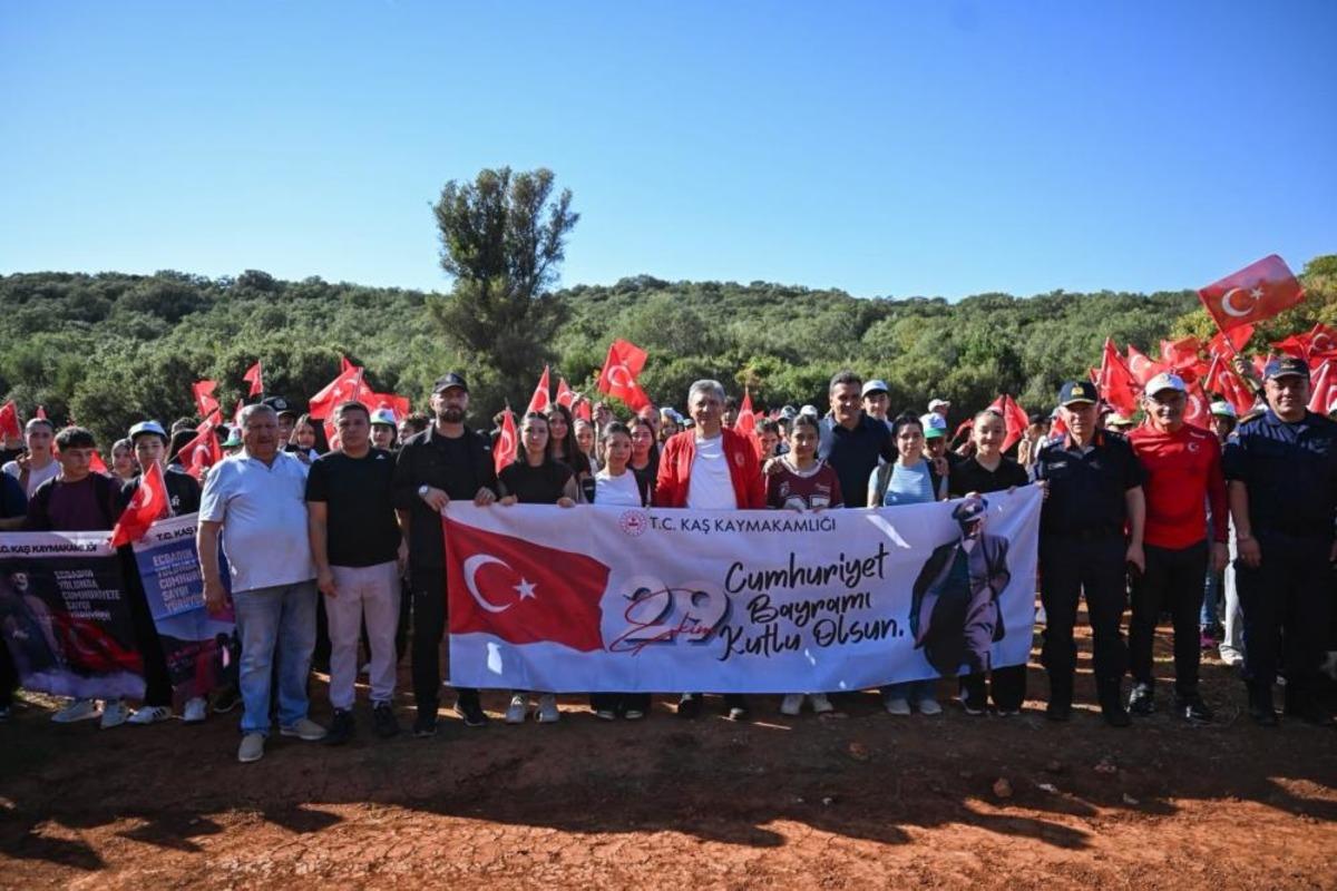 Antalya da "Ecdadın Yolunda Cumhuriyet e Saygı Y&uuml;r&uuml;y&uuml;ş&uuml;" 2