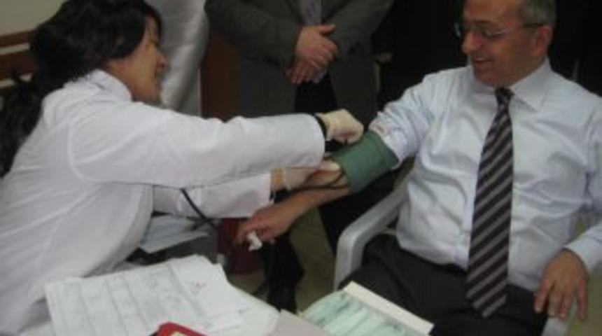 Erzurum Vergi Dairesi &ccedil;alışanlarından kan bağışı