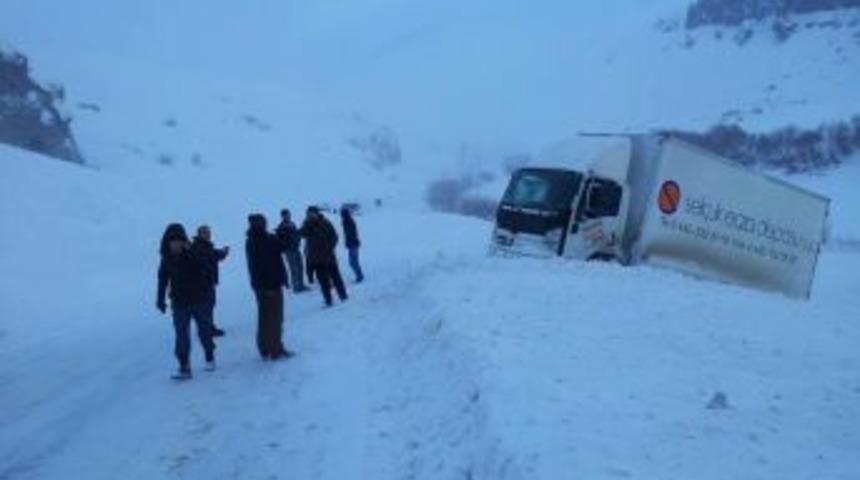 Habere giden gazeteciler &ccedil;ığ b&ouml;lgesinde mahsur kaldı