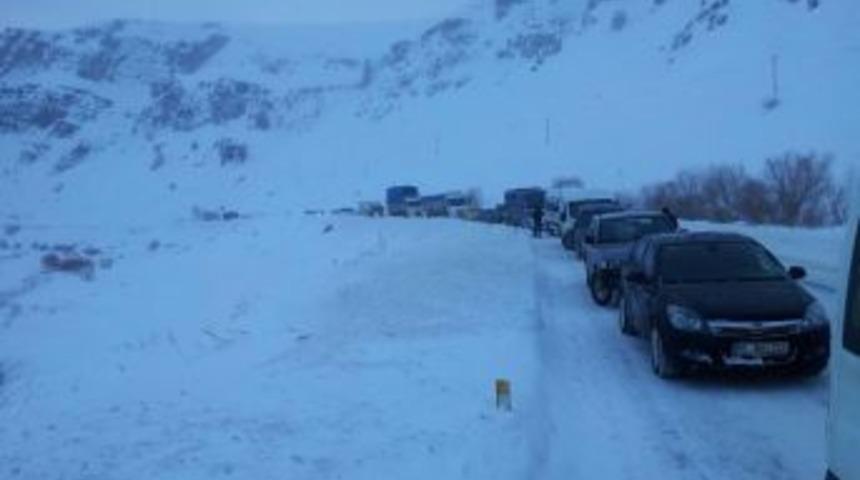 Ağrı- Van karayoluna &ccedil;ığ d&uuml;şt&uuml;, &ccedil;ok sayıda ara&ccedil; mahsur kaldı