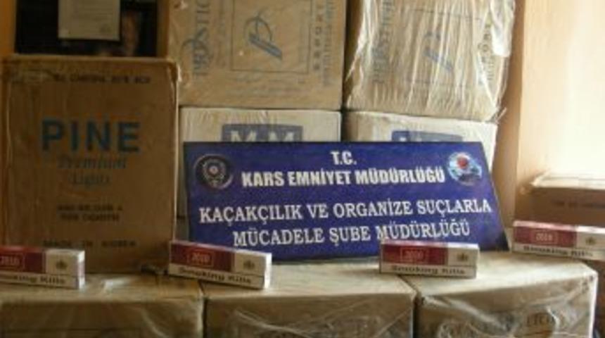 Dur ihtarına uymayan ara&ccedil;tan 6 bin 100 paket ka&ccedil;ak sigara &ccedil;ıktı