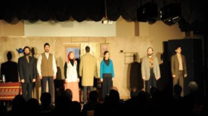 Arhavi`de sahnelenen 'Işık S&uuml;varileri' oyunu beğeniyle izlendi