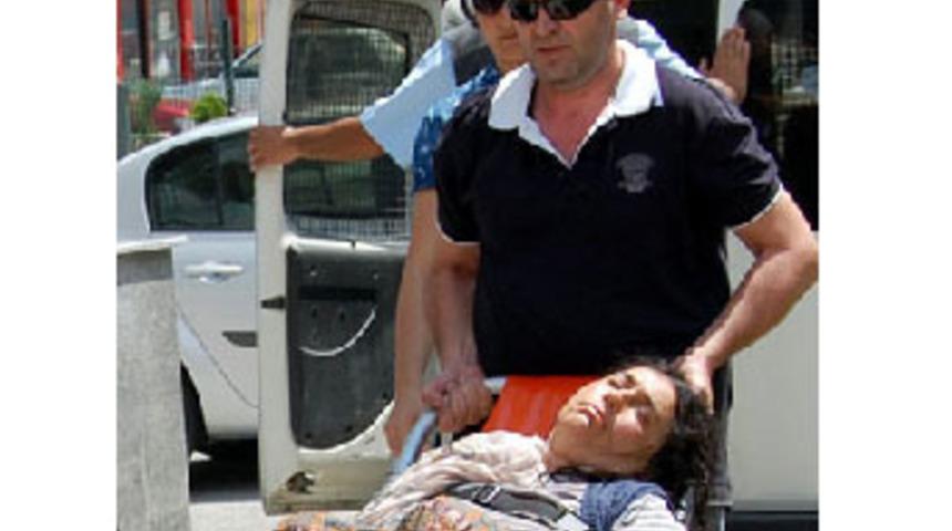 Kocasını bastonla &ouml;ld&uuml;rd&uuml;