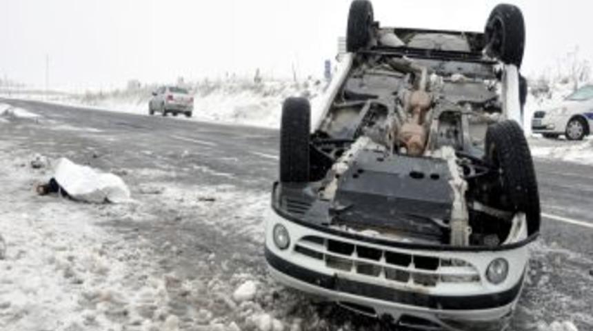 Emniyet kemeri takılı olmayan kadın ara&ccedil;tan fırlayarak hayatını kaybetti