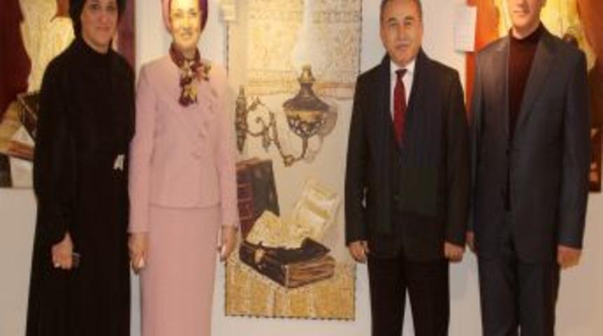 Vali B&uuml;y&uuml;k, Sanat&ccedil;ı Atan'ın sergisinden tablo alarak &ccedil;ocuklara destek oldu