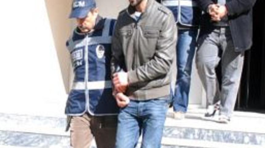 Kubar esrar satan baba ve oğlu eş zamanlı operasyonla yakalandı