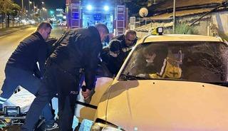 Ağaca &ccedil;arpan otomobilde sıkışan s&uuml;r&uuml;c&uuml;y&uuml; itfaiye ekipleri kurtardı: 1 yaralı