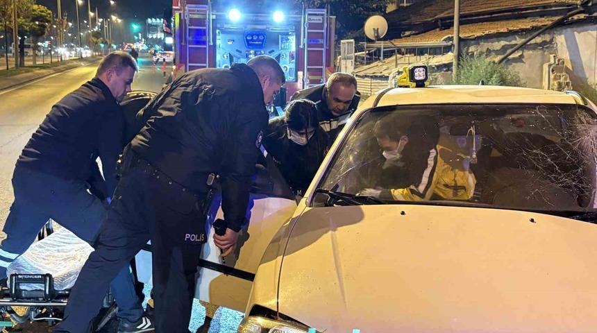 Ağaca &ccedil;arpan otomobilde sıkışan s&uuml;r&uuml;c&uuml;y&uuml; itfaiye ekipleri kurtardı: 1 yaralı