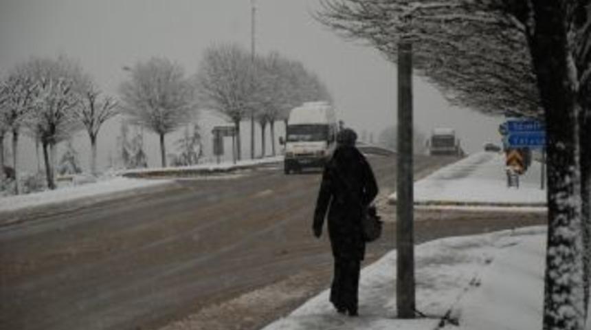 Kocaeli'de kar yağışı etkili oluyor