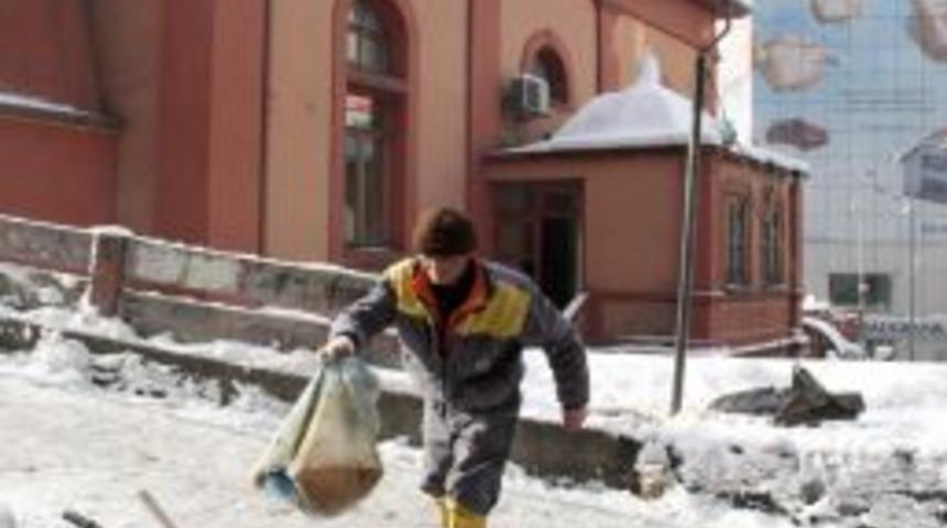 Cami &ouml;n&uuml;ne &ccedil;&ouml;p ayıbı tepki &ccedil;ekiyor