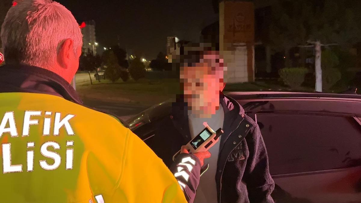 Kırmızı ışıkta uyuyakaldı! Doktorum diyerek tehdit etti 3