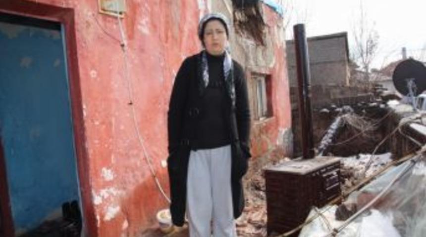 Evi çöken kadın ve çocuklarına sahip çıkıldı