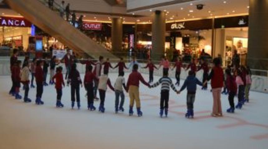 Sevgiye uzanan ellerle paten kaydılar