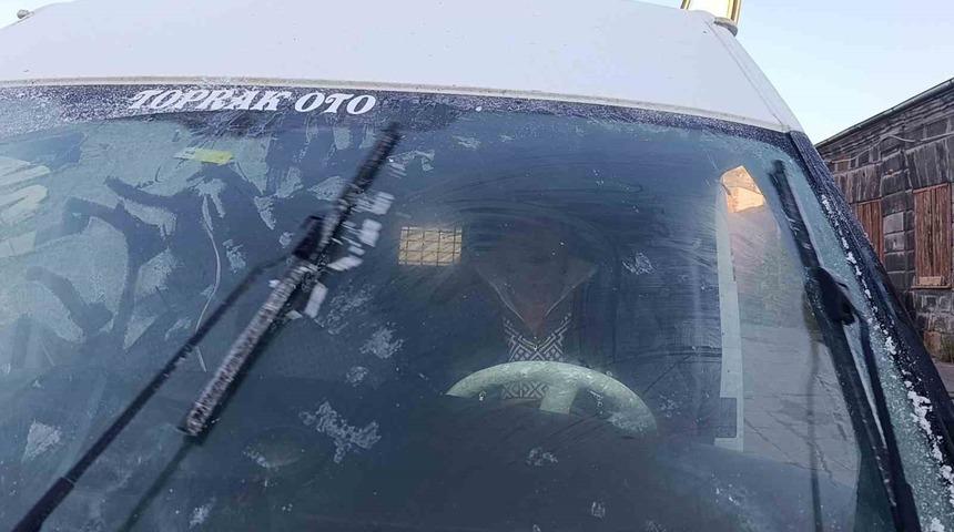 Kars eksi 6&rsquo;yı g&ouml;rd&uuml;, ara&ccedil;ların camları buz tuttu