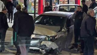 Erzurum&rsquo;da otomobilin direksiyonu kilitlendi, 3 ara&ccedil; birbirine girdi: 1 yaralı