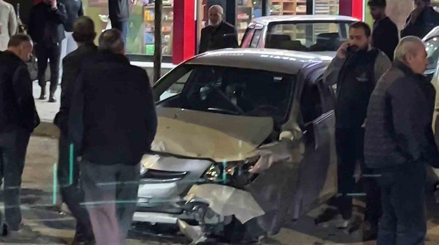 Erzurum&rsquo;da otomobilin direksiyonu kilitlendi, 3 ara&ccedil; birbirine girdi: 1 yaralı