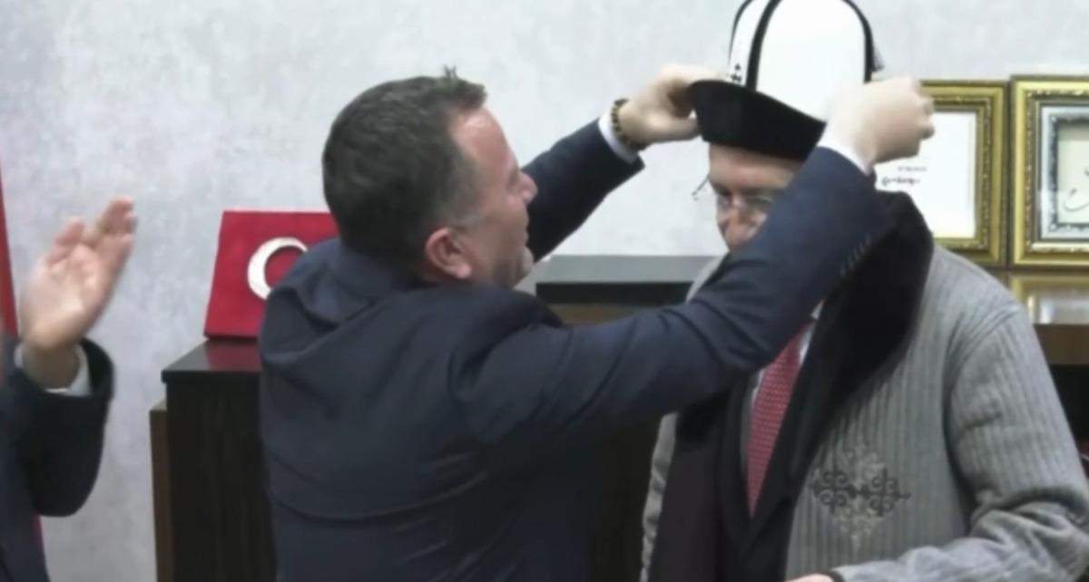 Hediye kıyafetleri giyen Kılıçdaroğlu ndan esprili Erdoğan göndermesi: "Bunu paylaşmayın yalnız" 1
