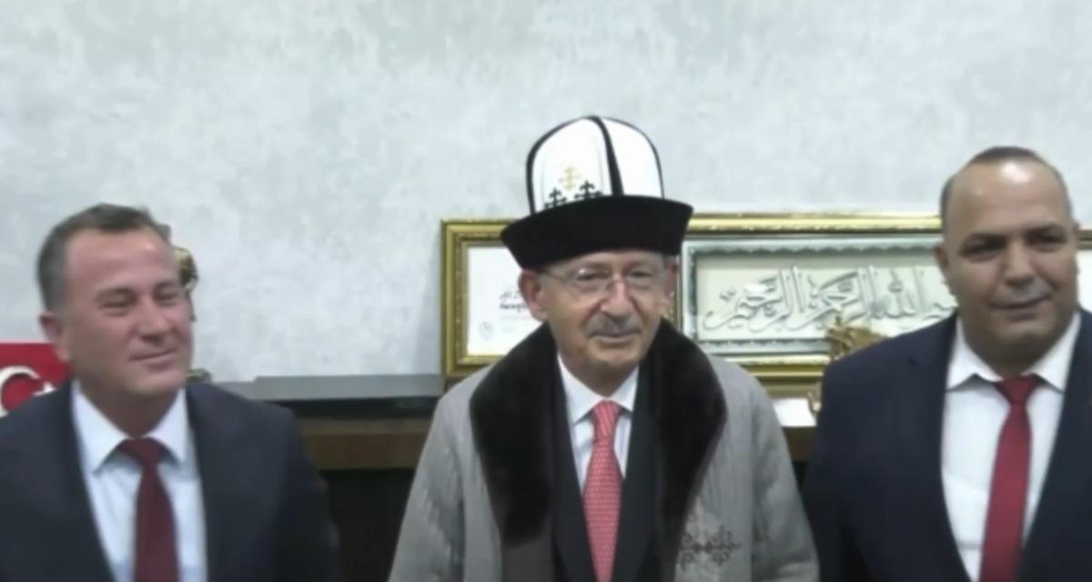 Hediye kıyafetleri giyen Kılıçdaroğlu ndan esprili Erdoğan göndermesi: "Bunu paylaşmayın yalnız" 3