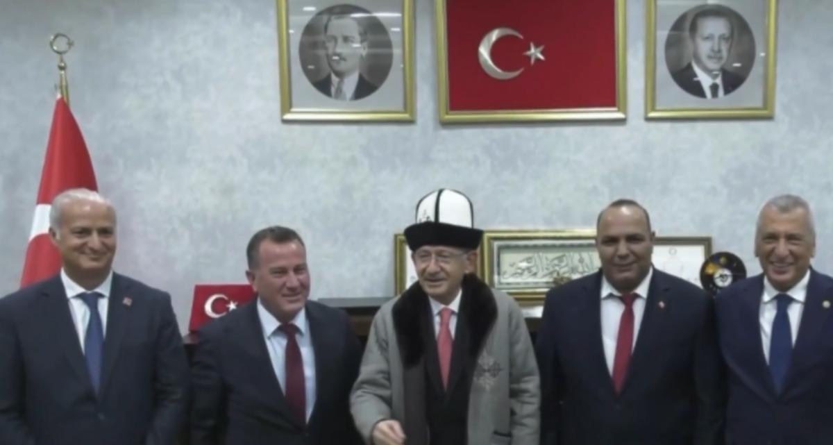 Hediye kıyafetleri giyen Kılıçdaroğlu ndan esprili Erdoğan göndermesi: "Bunu paylaşmayın yalnız" 2