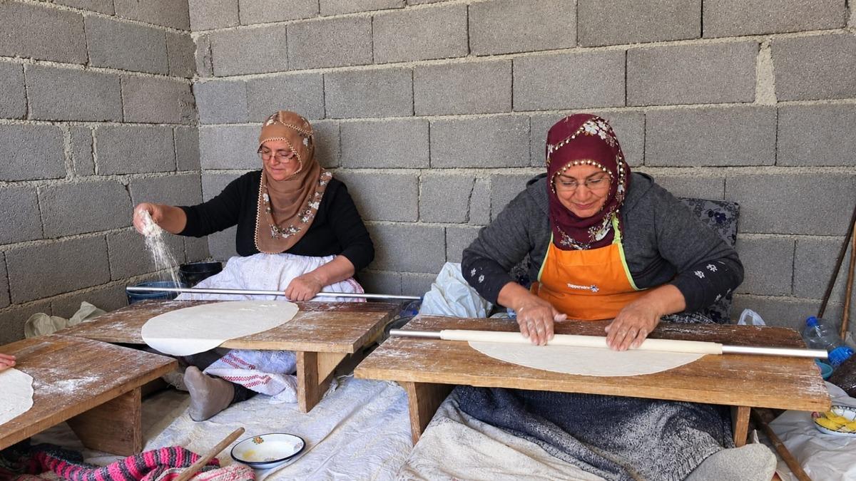 Sabah 4 te kalkıp hazırlamaya başlıyorlar! Bahara kadar sofradan eksik olmuyor 3