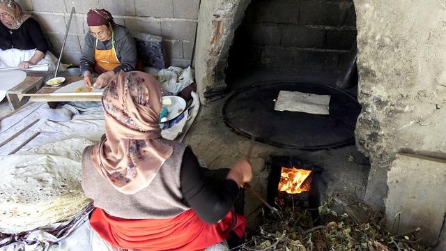 Sabah 4'te kalkıp hazırlamaya başlıyorlar! Bahara kadar sofradan eksik olmuyor