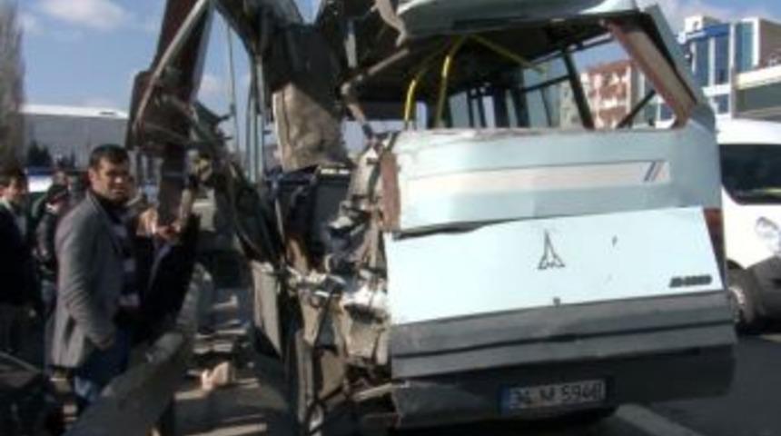 Kağıt gibi par&ccedil;alanan minib&uuml;sten hafif sıyrıklarla kurtuldular