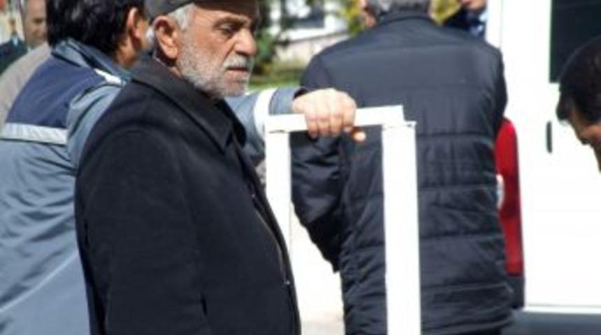 Ailesi barajdan &ccedil;ıkarılan Erdal Demirelli'yi teşhis etti