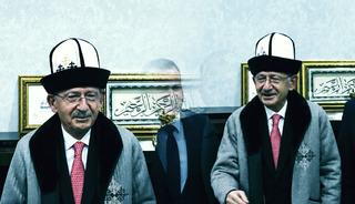 Hediyeleri giyen Kılı&ccedil;daroğlu'ndan esprili 'Erdoğan' g&ouml;ndermesi