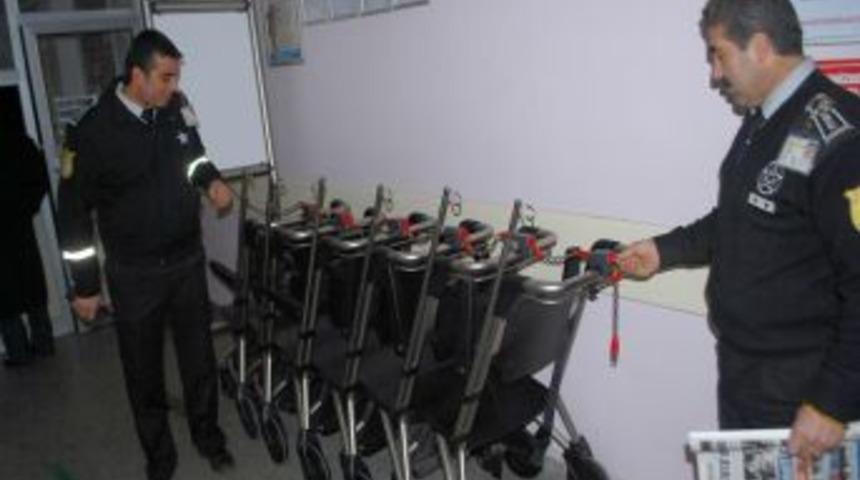 Hasta yakınları tekerlekli sandalyeyi jeton atarak alacak