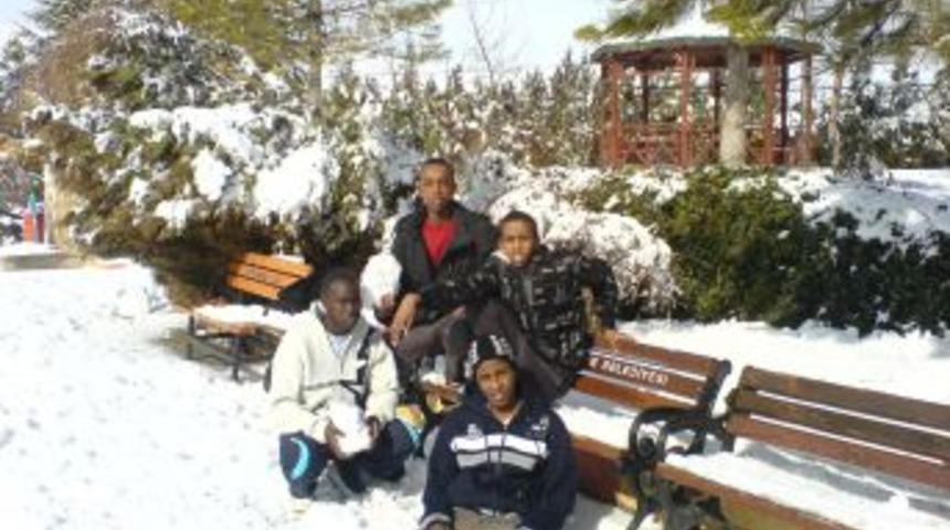 Afrikalı &ouml;ğrenciler Konya'da karla tanıştı
