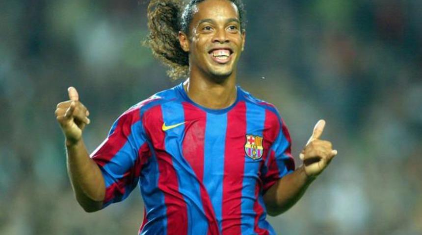 Ronaldinho 46 yaşında sahalara geri d&ouml;n&uuml;yor! İşte hedefi...