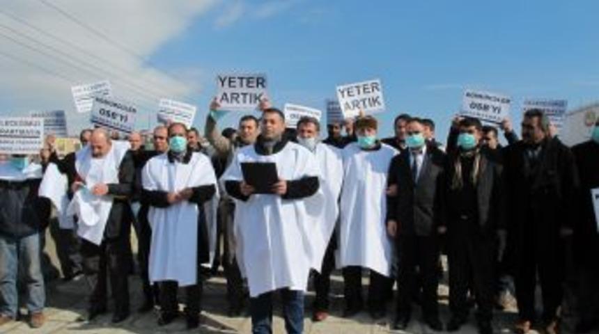 Dilovalılar, K&ouml;m&uuml;rc&uuml;ler OSB aleyhine kefen giyip E-5'i kapattı