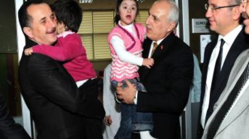 Vali Mutlu, engellilere &ldquo;Seni &ccedil;ok seviyorum&rdquo; dedi