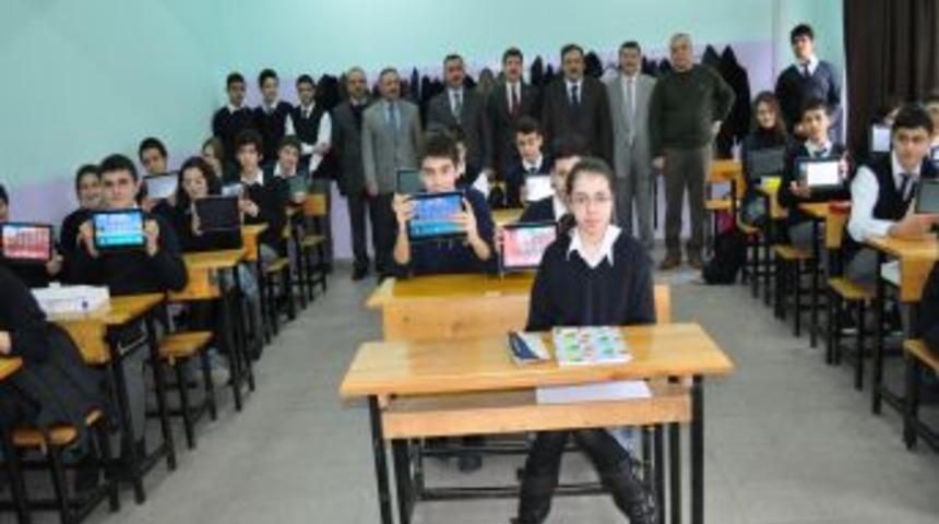 Tabletleri kullanan &ouml;ğrenciler: Artık dersleri eğlenerek &ouml;ğreniyoruz