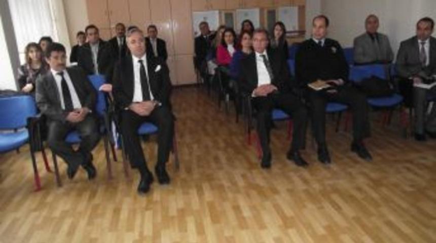 Engellilere daha iyi hizmet verebilmek için işaret dili öğreniyorlar