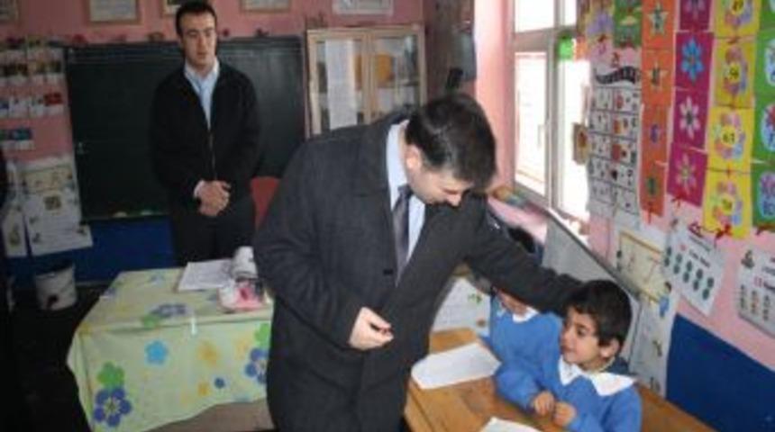 Ağrı Milli Eğitim M&uuml;d&uuml;r&uuml; Başak, Eleşkirt'te k&ouml;y okullarını ziyaret etti