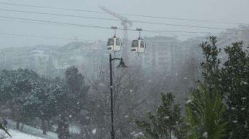 Kar manzaralı teleferik keyfi
