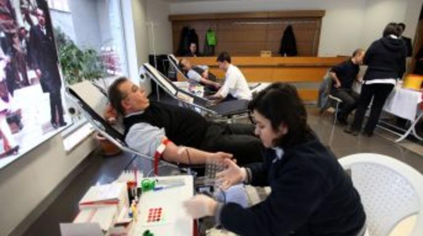 Yenimahalle'den Kızılay'a kan bağışı