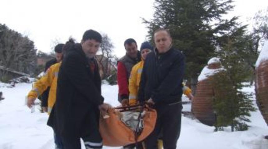 Bacağı kırılan 70 yaşındaki kadın hastaneye kaldırıldı