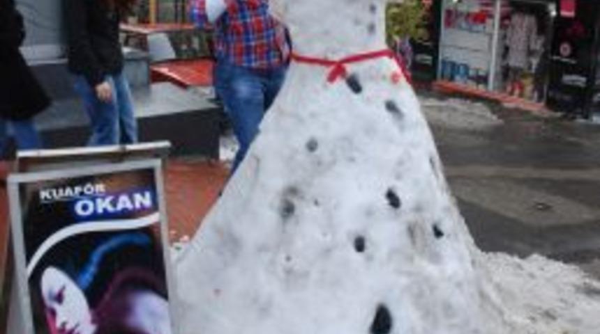 Kardan yapılan gelinin r&uuml;zgardan bozulan sa&ccedil;ları saatte bir taranıyor