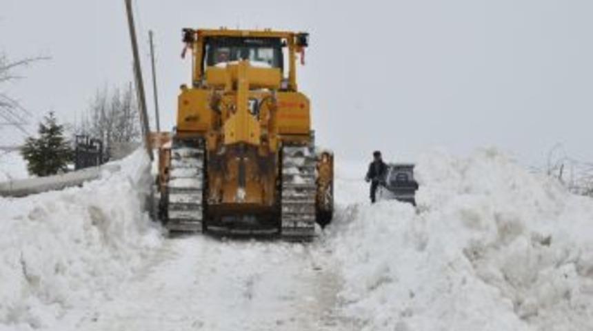 G&ouml;lbaşı&rsquo;nda belediye ekipleri k&ouml;y yollarını a&ccedil;tı
