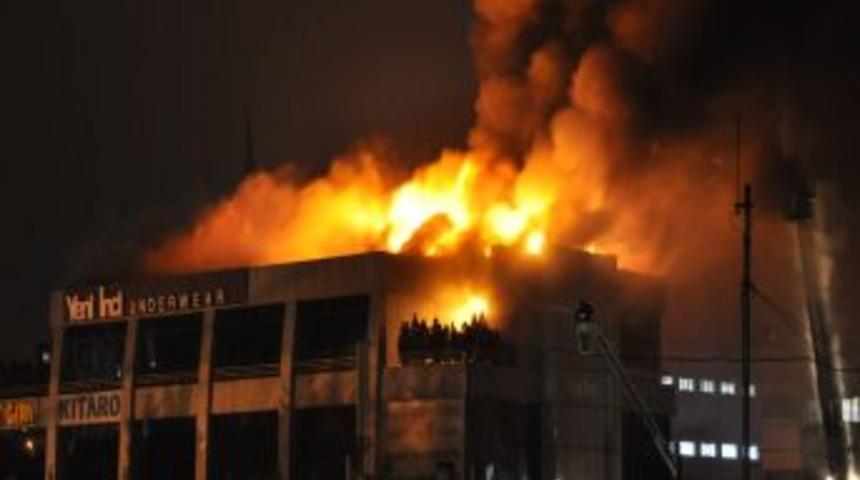 Yangın 4 katlı fabrikayı k&uuml;l etti