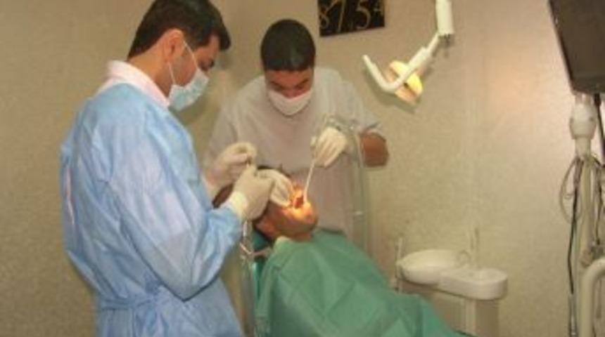 Dişlerini Fransa yerine T&uuml;rkiye&rsquo;de yaptırdı